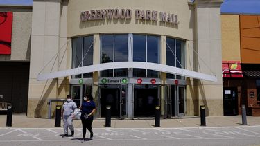 Dos personas salen del Centro Comercial Greenwood, el 4 de mayo de 2020, en Greenwood, Indiana.&nbsp;