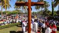 Esta fotografía, difundida por el medio de comunicación oficial El 19 Digital el 3 de abril de 2026, muestra a fieles católicos participando en el Vía Crucis, presidido por Leopoldo José Brenes, Arzobispo Metropolitano, en los jardines de la Catedral de Managua.