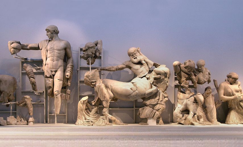 Elementos de la fachada del templo de Zeus, en Olimpia, Grecia.