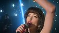 Christian Serratos como Selena Quintanilla en una imagen de Selena: The Series.