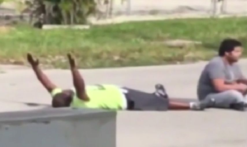 Captura de video en la que se ve al&nbsp;terapeuta Charles Kinsey, con los brazos en alto, antes de recibir el disparo.&nbsp;