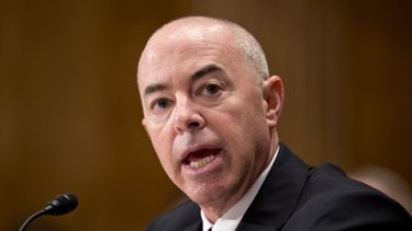 En esta fotografía del 25 de julio de 2013, Alejandro Mayorkas testifica en el Capitolio, en Washington.&nbsp;