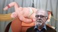El artista colombiano Fernando Botero posa el 22 de noviembre de 2017 frente a uno de sus cuadros exhibidos en el Hotel de Caumont, en Aix en Provence, sur de Francia, como parte de la exposición Botero, dialog avec Picasso (Botero, un diálogo con Picasso).