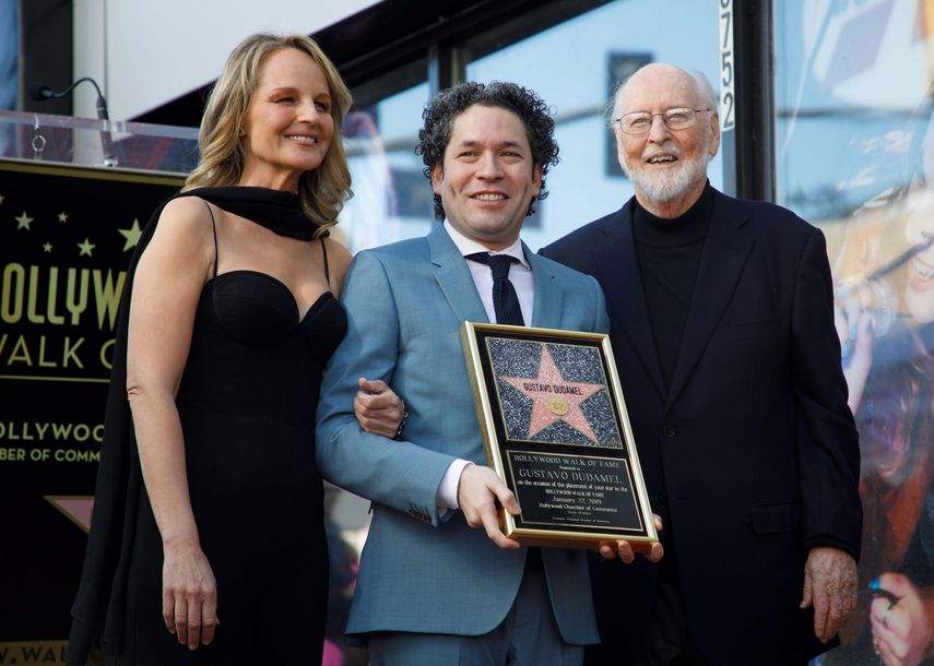 Dudamel contó con dos oradores estrella para darle la bienvenida al escenario: la actriz Helen Hunt y la leyenda de la composición para cine John Williams.