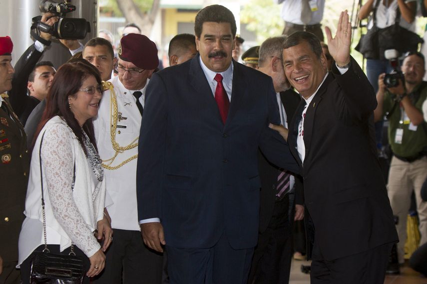  El presidente de Ecuador, Rafael Correa (d), recibe a su homóloga de Venezuela, Nicolás Maduro (c), en compañía de su esposa, Cilia Flores (i), a su llegada el pasado jueves 4 de diciembre de 2014, a Guayaquil (Ecuador), para participar en la cumbre e