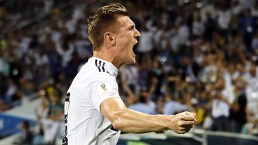El tiempo estimado de recuperación para este tipo de dolencias es de dos o tres semanas de baja, por lo que el centrocampista germano puede perderse los partidos ante el Betis y el Sevilla, de LaLiga Santander, y la eliminatoria de los octavos de final de la Copa del Rey ante el Leganés.