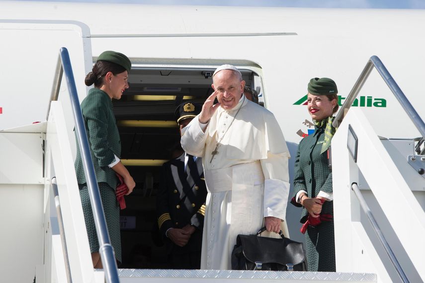 &nbsp;El papa Francisco saluda mientras embarca en el avión que le trasladará a&nbsp;Colombia, en el aeropuerto de Fiumicino en Roma.