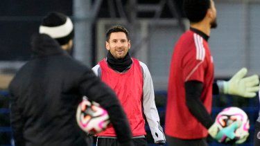 Lionel Messi del Inter Miami sonríe durante la sesión de entrenamiento de su equipo en Chiba, cerca de Tokio el 6 de febrero del 2024.&nbsp;