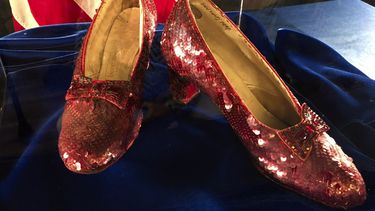 Las zapatillas rojas usadas por Judy Garland en la película “El Mago de Oz” en Brooklyn Center, Minnesota, el 4 de septiembre de 2018.&nbsp;