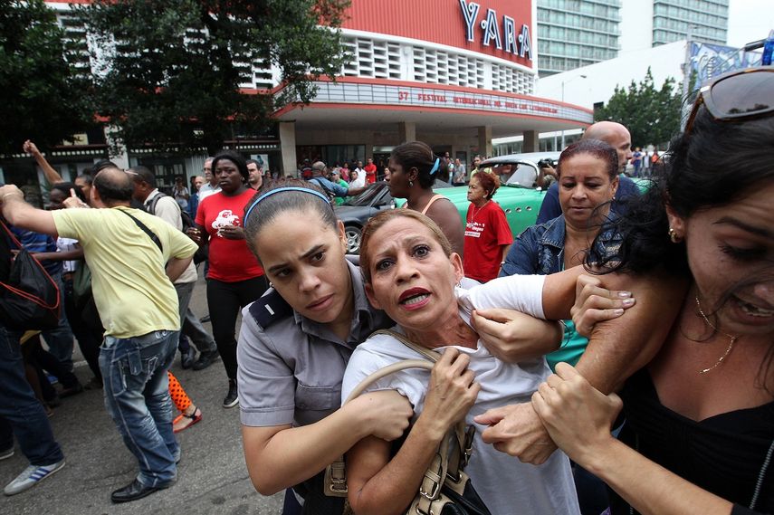 Una de las integrantes de las Damas de Blanco es detenida en La Habana.