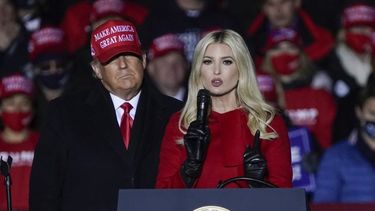 Ivanka Trump junto a su padre el expresidente Donald Trump, durante un acto de camapaña en 2020.&nbsp;