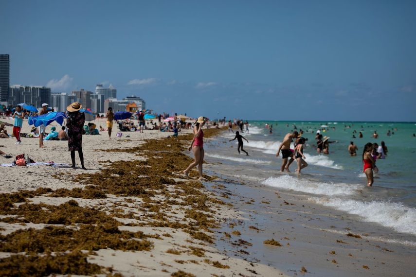 Personas acuden a la playa en Miami Beach, Florida, el 16 de junio de 2020.&nbsp;
