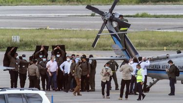 El presidente de Colombia, Iván Duque (izq.), Camina rodeado de guardaespaldas cerca del helicóptero presidencial en la pista del Aeropuerto Internacional Camilo Daza luego de que fuera alcanzado por disparos en Cúcuta, Colombia, el 25 de junio de 2021.    
