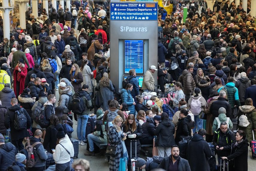 Se muestra a viajeros en la estación de St. Pancras en Londres el 30 de diciembre de 2025, mientras se detiene el servicio de trenes Eurostar entre Gran Bretaña y Europa continental.