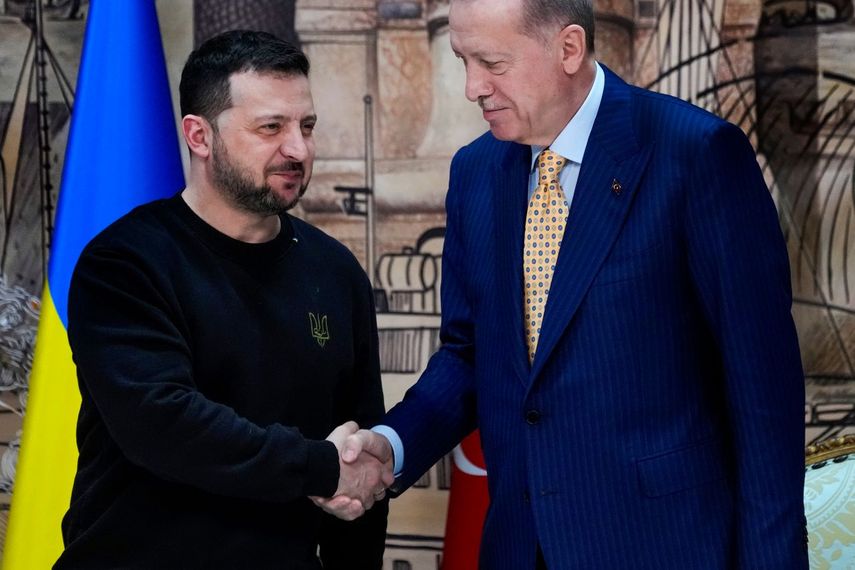 El presidente turco Recep Tayyip Erdogan, derecha, saluda al presidente ucraniano Volodymyr Zelenskyy al final de una conferencia de prensa conjunta tras su reunión en el palacio de Dolmabahce en Estambul, Turquía, el viernes 8 de marzo de 2024.&nbsp; &nbsp;