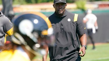 En foto del 31 de mayo del 2022, el asistente senior defensivo de los Steelers de Pittsburgh Brian Flores observa al equipo durante un ejercicio en los entrenamientos en Pittsburgh. El miércoles 8 de junio del 2022, Flores asegura que ahorita está enfocado en el equipo y no la demanda contra la NFL y tres equipos por prácticas racistas de contratación.&nbsp;