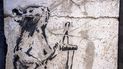 Una pintura del reservado grafitero británico Banksy que fue misteriosamente sacada de Cisjordania se expone en la Urban Gallery en Tel Aviv, Israel.