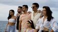 En esta imagen proporcionada por Prime Video, Aislinn Derbez, José Eduardo Derbez, Eugenio Derbez, Vadhir Derbez, y en la fila de enfrente de izquierda a derecha, Aitana Derbez y Alessandra Rosaldo en una escena de De viaje con los Derbez.