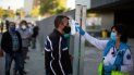 Una trabajadora de salud revisa la temperatura de una persona en Vallecas, Madrid, el 7 de octubre del 2020. Una trabajadora de salud revisa la temperatura de una persona en Vallecas, Madrid, el 7 de octubre del 2020.