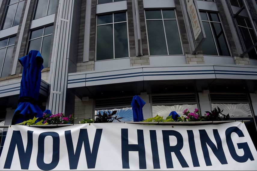 Letrero solicita empleados para un hotel y restaurante.&nbsp;