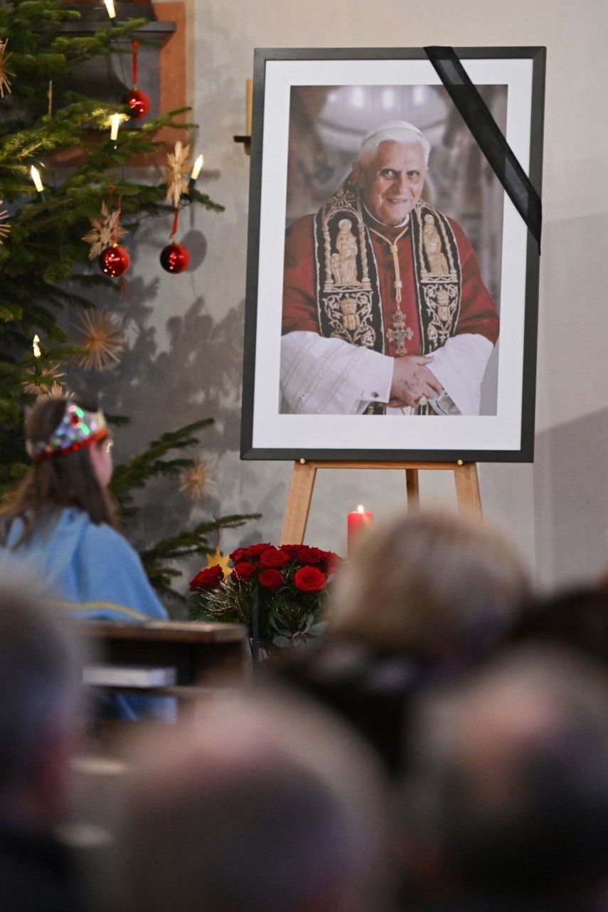 Una fotografía del papa emérito Benedicto XVI durante una misa en la iglesia católica St Oswald en su lugar de nacimiento Marktl, en el sur de Alemania, el 31 de diciembre de 2022.