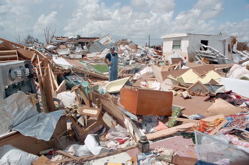 Andrew destruyó más de 25.000 viviendas, dañó otras 100.000 y ocasionó más de 26.500 millones de dólares en pérdidas materiales.