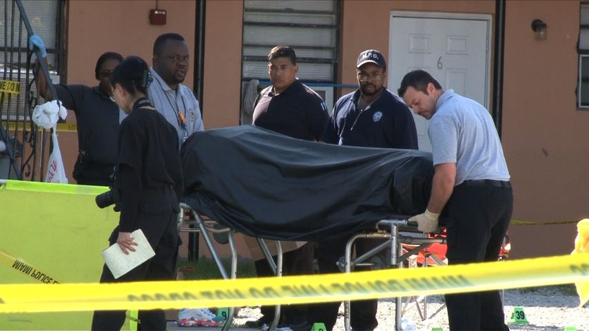 La policia retira una de las victimas de un tiroteo en Liberty City, sucedido en 2014.&nbsp;