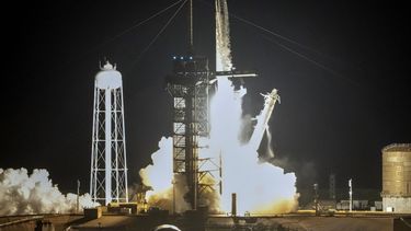 El cohete Falcon 9 de SpaceX en el momento del despegue de la plataforma 39A del Centro Espacial Kennedy en Cabo Cañaveral, Florida.