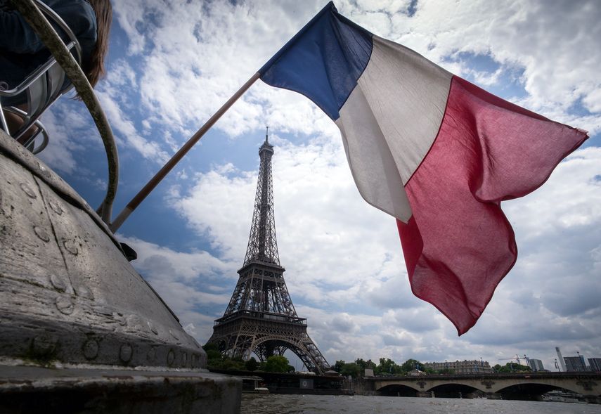 La Torre Eiffel, cerrada a mediados de marzo como parte de las restricciones por la pandemia de coronavirus, reabri&oacute; el 25 de junio, pero sin habilitar los ascensores para subir hasta el segundo piso. Los turistas tienen que superar 674 escalones para llegar a la plataforma.&nbsp;