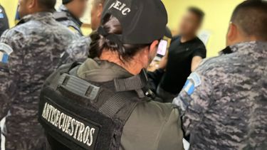 El 16 de agosto, la Policía Nacional Civil de Guatemala retomó el control en varias cárceles del país después de que pandilleros estuvieron amotinados varios días y causaron la muerte de un custodio