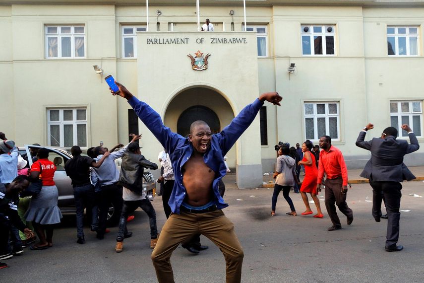 Manifestantes celebran en las inmediaciones del Parlamento, en Harare,&nbsp;la dimisión de Robert Mugabe.&nbsp;