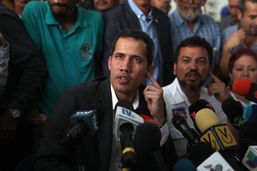 El presidente encargado de Venezuela,&nbsp;Juan Guaidó, habla durante una rueda de prensa tras reunirse con sindicatos y empleados del sector público en Caracas, el 5 de marzo de 2019.