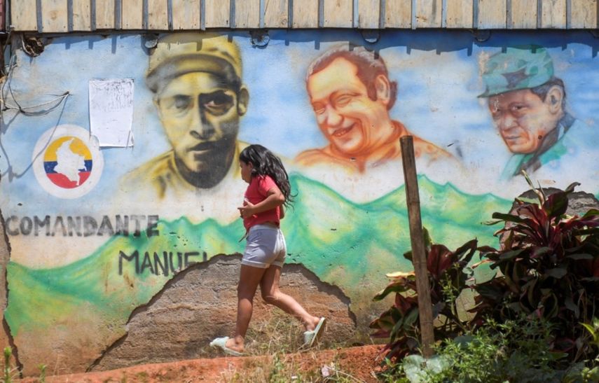 Vista de un mural que representa al exlíder guerrillero de las FARC-EP Marulanda, en las montañas del municipio de El Patia, departamento de Cauca, Colombia, el 5 de mayo de 2021