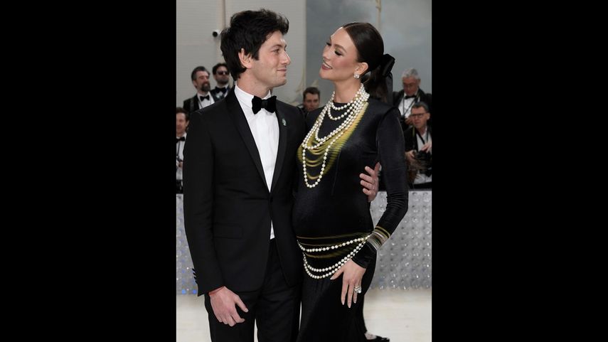 Joshua Kushner y Karlie Kloss llegan a la gala del Instituto del Vestido del Museo Metropolitano de Arte para celebrar la inauguración de la exposición Karl Lagerfeld: A Line of Beauty el lunes 1 de mayo de 2023 en Nueva York.