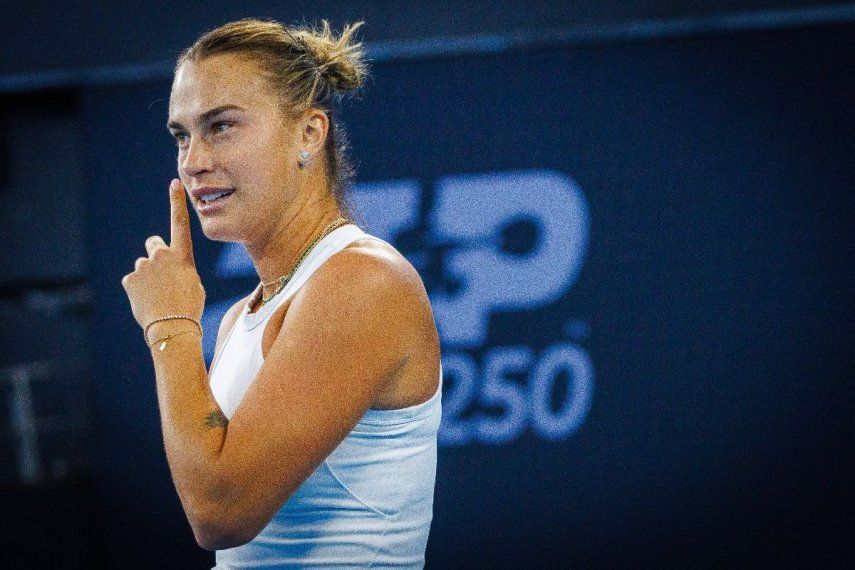 La bielorrusa Aryna Sabalenka participa en un entrenamiento de preparación para el torneo internacional de tenis de Brisbane en el Patrick Rafter Tennis Centre en Brisbane el 24 de diciembre de 2024.