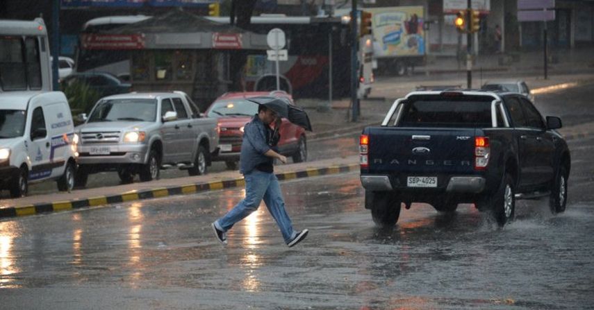 La alerta rige hasta las 15.00 horas (18.00 GMT) de este domingo, aunque el Inumet espera mejoras temporarias.