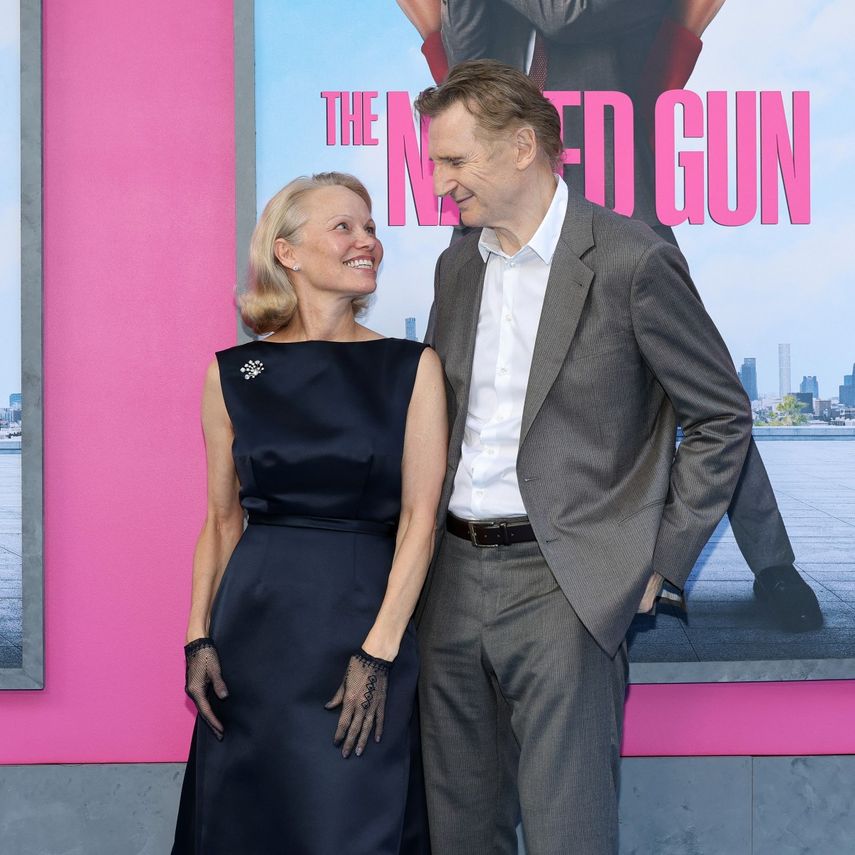 Pamela Anderson y Liam Neeson asisten al estreno de The Naked Gun en Nueva York el 28 de julio de 2025.