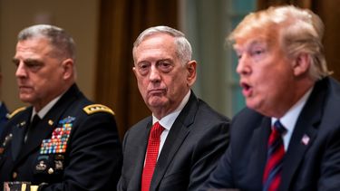 El secretario de Defensa de EEUU James&nbsp;Mattis escucha al presidente Donald Trump, durante una reunión en la Casa Blanca.
