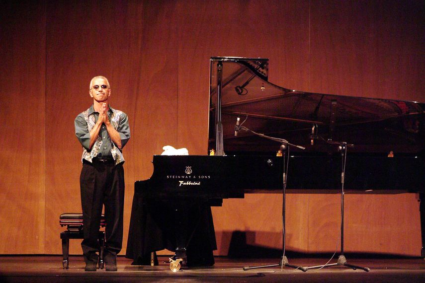 El músico estadounidense Keith Jarrett aplaude a sus fans al final de un concierto de jazz Piano Solo en el Teatro La Fenice de Venecia el 19 de julio de 2006, como parte del evento Veneto Jazz 2006.