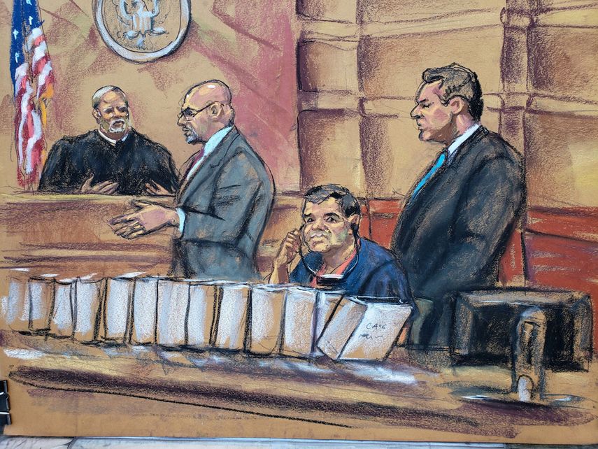 Reproducción fotográfica de un dibujo realizado por la artista Jane Rosenberg donde aparece el narcotraficante mexicano Joaquín El&nbsp;Chapo Guzmán durante su comparecencia ante un juez de la corte del distrito sur en Brooklyn, Nueva York.&nbsp;