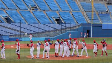 Jugadores de República Dominicana celebran su victoria durante la ronda de apertura de béisbol de los Juegos Olímpicos de Tokio 2020 partido del grupo A ante México