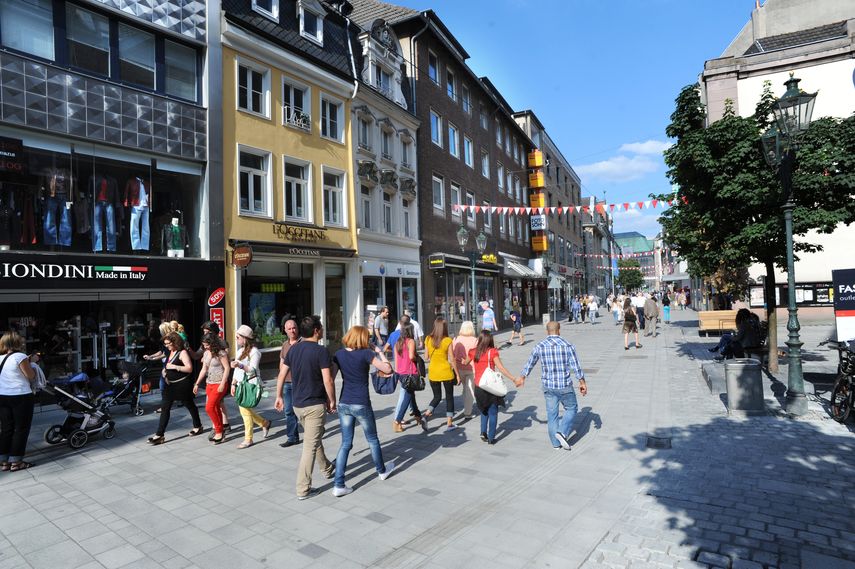 En Dusseldorf abundan los bulevares repletos de bares y restaurantes.