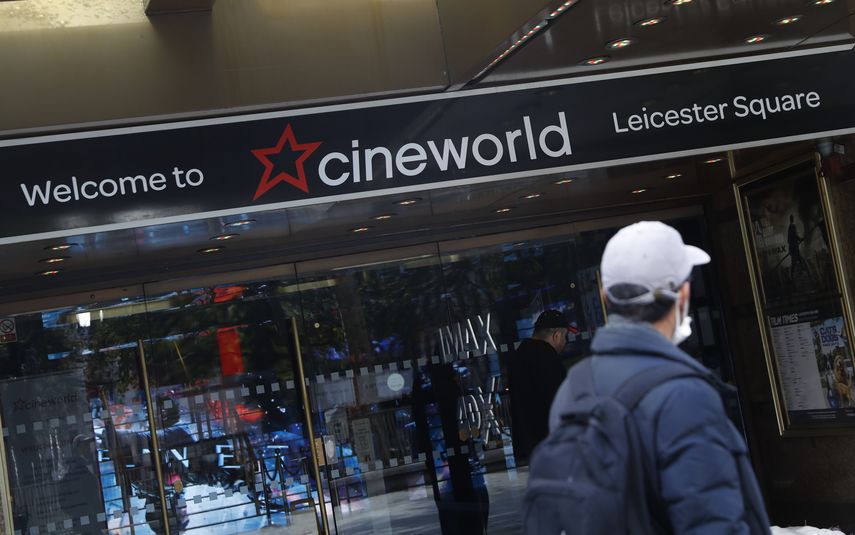 Un hombre pasa frente a las salas de cine de la cadena Cineworld en Leicester Square, Londres, el lunes 5 de octubre de 2020. Los cines en Nueva York reabrirán el 5 de marzo.&nbsp;