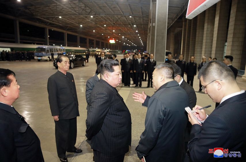 Foto facilitada por la Agencia Central de Noticias norcoreana (KCNA) este 26 de abril de 2018, del líder norcoreano&nbsp;Kim&nbsp;Jong-un (cen.) en la estación de ferrocarril de Pyonyang, Corea del Norte,