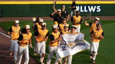 El equipo de Lake Mary, Florida, da la vuelta triunfal en el estadio Lamade luego de ganar la Serie Mundial del Campeonato de Pequeñas Ligas ante China Taipei, en el Sur de Williamsport, Pensilvania, el domingo 25 de agosto de 2024.&nbsp;