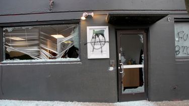 Esta fotografía del miércoles 20 de enero de 2020 muestra la sede del Partido Demócrata en Portland, Oregon, luego de que unos manifestantes destrozaron sus ventanas y pintaron símbolos anarquistas.&nbsp;