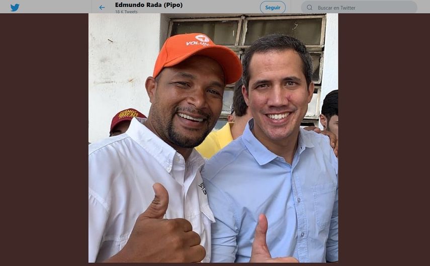 Fotografía del 28 de septiembre de 2019 del opositor venezolano Edmundo Rada, conocido como Pipo, y el presidente encargado Juan Guaidó, publicada en la cuenta de Twitter del partido Voluntad Popular en el municipio Sucre. 