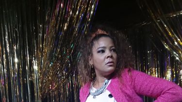 Ailyn Zamora Frómeta en una escena de Una noche con La Lupe, una de las obras en cartelera de la actual temporada de Microteatro Miami, que se extiende hasta el 23 de abril.