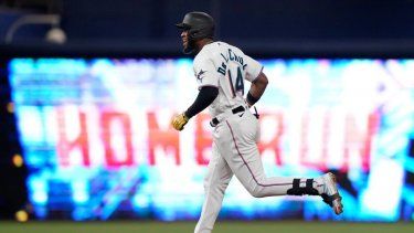 El dominicano de los Marlins de Miami, Bryan De La Cruz, corre las bases luego de conectar un cuadrangular ante los Filis de Filadelfia, el 15 de septiembre de 2022.