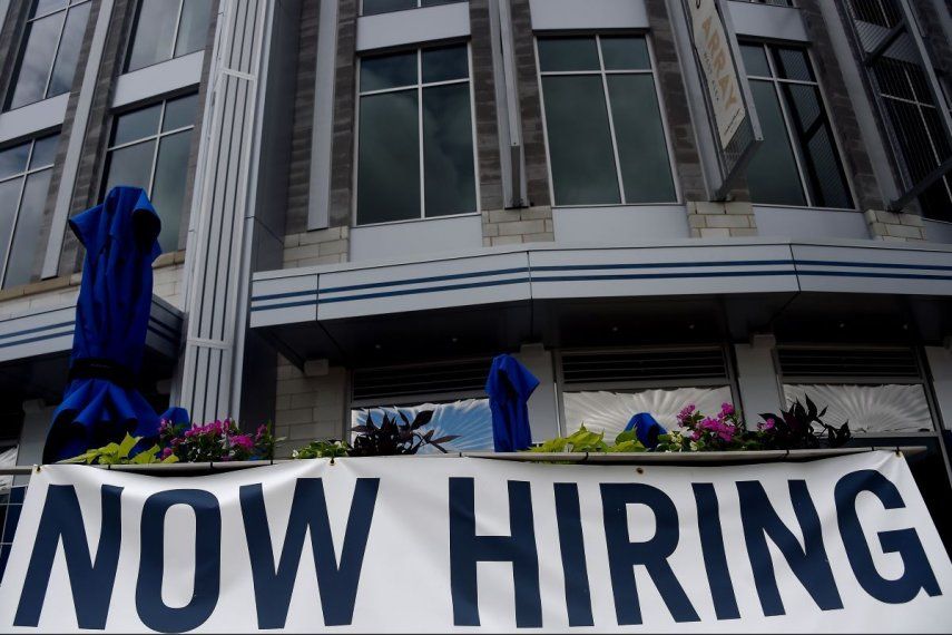 Letrero anuncia plazas vacantes de trabajo.